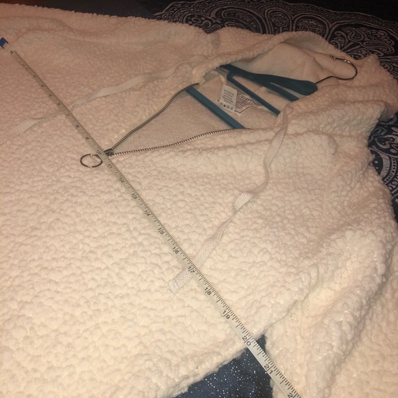 Super Cozy Beige Sweatshirt Top. Size Small - Picture 5 of 7